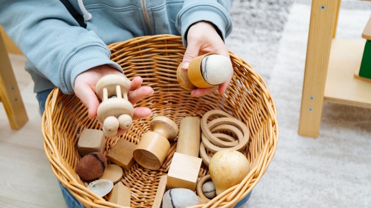 Comparing Wooden Toys and Plastic Toys: A Guide for Parents